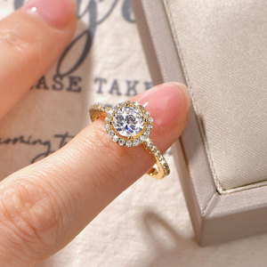 Anillos de compromiso de moissanita Toderi con certificación GRA, VVS1, color D, talla 1ct, elegantes, con halo oculto, diseño de engaste de púas en oro laminado de 14K - Product Image 4