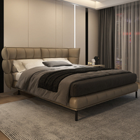 Lit en cuir italien haut de gamme, lit king size, chambre principale luxueuse, lit double moderne