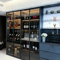 Meuble à vin moderne autoportant en contreplaqué laqué avec portes vitrées, tiroirs de rangement en bois, robinet d'évier et glissières de tiroir pour salle à manger de villa