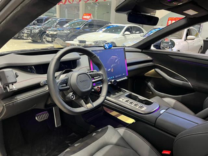 XIAOMI SU7 d'occasion, transmission intégrale 4 roues motrices, longue autonomie, édition MAX, véhicule électrique, berline 4 portes 5 places, haute performance, gris sur noir - Product Image 4