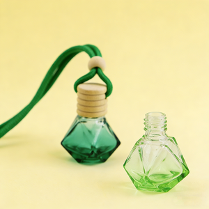 Bouteille diffuseur de parfum vide en verre carré de 5 ml, 8 ml, 10 ml avec logo personnalisé, mini flacon suspendu à vis pour voitures - Product Image 2