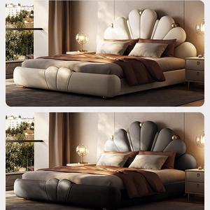 <span class=keywords><strong>Lit</strong></span> en cuir <span class=keywords><strong>de</strong></span> luxe <span class=keywords><strong>romantique</strong></span> à la française pour chambre à coucher, tête <span class=keywords><strong>de</strong></span> <span class=keywords><strong>lit</strong></span> en forme <span class=keywords><strong>de</strong></span> cœur <span class=keywords><strong>de</strong></span> pétale avec couture 3D et accents <span class=keywords><strong>de</strong></span> boules dorées - Product Image 6