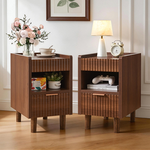 Comodini in Legno Scanalato Marrone Noce con Cassetto e Vano Aperto, Set da 2, Tavolini Moderni da Camera da Letto - Product Image 1