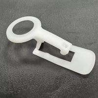 Clips en plastique C9 de qualité commerciale, durables, avec grip élastique pour l'installation de lumières de Noël sur les gouttières de toit.