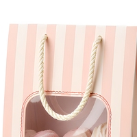 Sac cadeau personnalisé en papier écologique pour bonbons et chocolats avec fenêtre et poignée en corde, idéal pour les pâtisseries