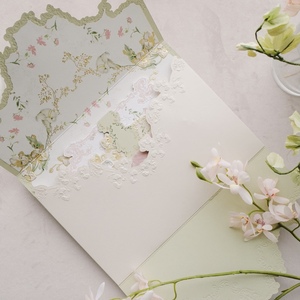 Ensemble d'invitations de mariage Vanille Modèle 465, élégant, à motifs floraux en relief, estampé à chaud, en papier couché, avec carte de vœux imprimée en soie - Product Image 3