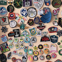 Étiquettes en polyester personnalisées avec logo, vêtements uniformes, vêtements de marque, logo thermocollant, patchs tissés à la machine