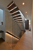 Escalier droit artistique de conception nouvelle avec rampe ronde en fer forgé/câble, marches en bois massif et éclairage LED pour villa