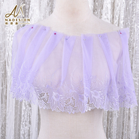 Dentelle en tulle fluide violet clair en gros avec bordure ornée de plumes de paon pour soirées romantiques et robes longues bohèmes