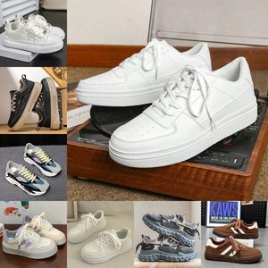 Venta al por mayor de zapatillas deportivas famosas de segunda mano, calzado de baloncesto en fardos, inventario reducido. - Product Image 1