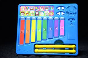 Juego <span class=keywords><strong>de</strong></span> instrumentos musicales educativos 2 en 1 para niños, xilófono <span class=keywords><strong>de</strong></span> piano <span class=keywords><strong>de</strong></span> plástico con 8 escalas <span class=keywords><strong>de</strong></span> teclas multicolores y cancionero - Product Image 6