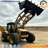 Nouvelle pelle rétrocaveuse JCB 4CX 2026, également disponible en modèles JCB 3CX et 2CX, avec accessoires godet, brise-roche et fourche.