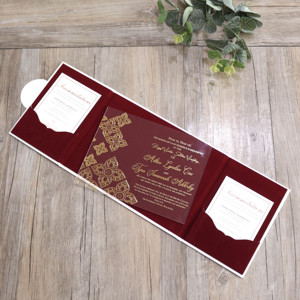 Impresiona a tus Invitados con una Invitación Personalizada en Formato de Folleto de Tapa Dura con Solapa Blanca, Detalles en Dorado y Forro de Terciopelo Rojo Borgoña - Product Image 4