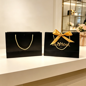ถุงของขวัญกระดาษสีดำขนาด 28x10x20 ซม. พิมพ์โลโก้ตามสั่ง ถุงช้อปปิ้งหรูหราเคลือบฟอยล์ทอง พร้อมโบว์ผ้าซาติน สำหรับบรรจุภัณฑ์เครื่องสำอางและเครื่องประดับ - Product Image 2