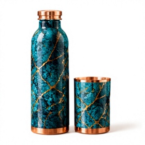 Botella de Agua de Lujo en Turquesa y Cobre con Tapa y Vaso de Cobre, Moderna para Viajes - Product Image 1