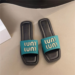 Fabrika doğrudan toptan kare ayak terlik kadın terlik düz tasarımcılar bayanlar için terlik - Product Image 3