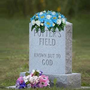 Corona de decoración de plástico conmemorativo hecha a mano barata al por mayor para la tumba ataúd cementerio flor funeraria artificial - Product Image 5