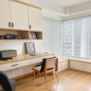 Bureau d'ordinateur en bois sur mesure de luxe avec bibliothèque intégrée pour cadres - Product Image 1