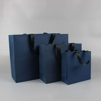 Sac en papier promotionnel personnalisé avec estampage doré texturé et poignées en corde pour diffuseur de parfum, sérum, lotion pour la peau, ornement