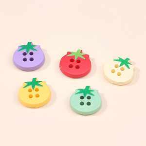 Boutons-pression décoratifs à quatre trous en forme de tomate de dessin animé mignonne pour enfants, idéaux pour <span class=keywords><strong>la</strong></span> couture de pulls, cardigans, manteaux et vestes - Product Image 1