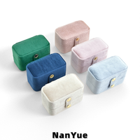 Boîte à bagues rectangulaire portable en velours avec bouton-pression, couvercle rabattable, fentes pour coussinets, logo personnalisé, emballage de bijoux, rangement, présentoir de vente au détail, cadeau