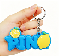 Aangepaste 2D PVC sleutelhanger van zacht rubber met tekst en schattig fruit-icoon voor promotionele geschenken