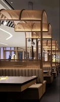 Vitrine à bijoux moderne et élégante avec éclairage LED, design durable et écologique pour la décoration intérieure de restaurant