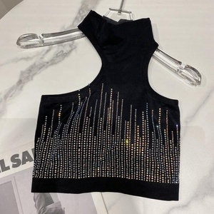 OUDINA Vente en gros Débardeur court à strass pour femme, à porter en col licou, sans bretelles, avec rembourrage en PP - Product Image 3