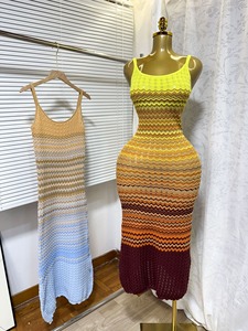 Abito da donna slim fit con motivo a onde sfumate, stile retrò, nuova collezione estiva 2026 - Vendita all'ingrosso per boutique - Product Image 4