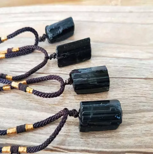 Collier pendentif en tourmaline noire naturelle, pierre brute, cristal brut, cadeau pour le yoga et la méditation - Product Image 2