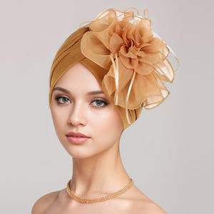 Chapeau Chimiothérapie Turban Élégant en Satin Respirant <span class=keywords><strong>et</strong></span> Élastique avec Grande Fleur <span class=keywords><strong>et</strong></span> Ruban pour Femmes Style Européen-Américain - Product Image 1