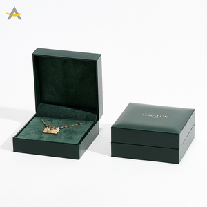 Caja de Empaque para Joyería Auralux de Lujo en Color Verde con Logo Personalizado para Pulsera, Aretes, Colgante, Anillo y Collar - Product Image 1