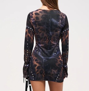 Robe courte sexy à manches longues évasées pour femmes, imprimé léopard graphique, boucle en métal, bodycon, <span class=keywords><strong>tenue</strong></span> <span class=keywords><strong>de</strong></span> club <span class=keywords><strong>de</strong></span> <span class=keywords><strong>fête</strong></span> - Product Image 5