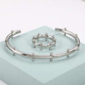 กำไลข้อมือสแตนเลสสตีลกันน้ำ ชุบทอง 18K PVD ประดับ<span class=keywords><strong>ลูก</strong></span>ปัดขนาดเล็ก รูปทรงตัว C สำหรับผู้หญิง เครื่องประดับแฟชั่น - Product Image 4