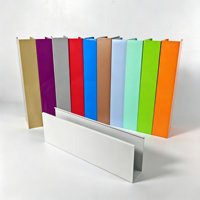 Sistema de Techo Suspendido Decorativo Personalizable con Perfil Metálico Lineal en Forma de U, Textura de Madera y Revestimiento de Aluminio