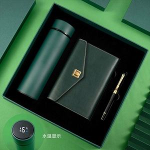 Cadeaux d'entreprise personnalisés avec logo, ensemble de bureau élégant comprenant une bouteille isotherme, un carnet de haute qualité et un stylo élégant - Product Image 3