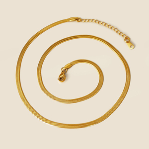 สร้อยข้อมือสแตนเลสชุบทอง 18k ดีไซน์โซ่แบนลายงู ประดับเพชรซิร์คอนสุดอินเทรนด์สำหรับผู้หญิง - Product Image 1