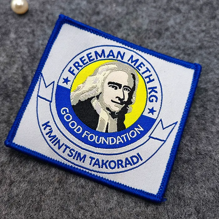 Goedkopere Textiel Ijzer Op Badges Aangepaste Stijlvolle School Naam Logo Machine Naaien Badge Geweven Blauw Patches Voor Uniformen