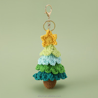Porte-clés Arbre de Noël au Crochet Fait Main en Fil Chenille, Ornement de Fête, Breloque de Sac, Petit Cadeau pour Amis et Collègues