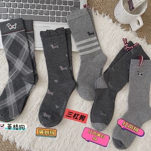 Calcetines de media pantorrilla para mujer, color gris, con estampado de perro, transpirables, absorbentes del sudor, de poliéster, estilo juvenil - Product Image 2