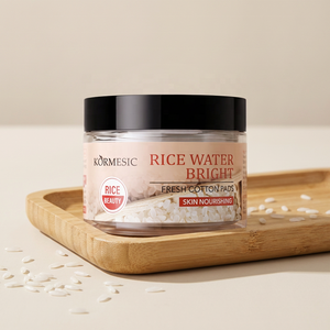 แผ่นโทนเนอร์น้ำข้าวบำรุงผิวขาวกระจ่างใส ควบคุมความมัน ชุ่มชื้น ปรับสมดุลผิว ยี่ห้อ KORMESIC ขนาด 110 กรัม/50 ชิ้น - Product Image 1