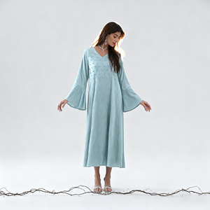 Robe Abaya en Polyester Personnalisée de Luxe avec Strass Thermocollants pour Femmes Musulmanes – Idéale pour les Soirées et Événements (Vente en Gros) - Product Image 3