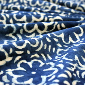 Tela de Voile 100% Algodón, Estampada a Mano con Bloques Florales en Azul Índigo Natural, de Alta Resistencia y Ligera, para Coser Camisas y Fundas para Niños - Product Image 1