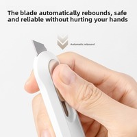Mini couteau utilitaire portable à lame rétractable en acier inoxydable avec poignée en plastique, pour démontage manuel et utilisation par les coursiers, avec système de sécurité à rebond