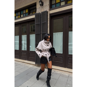 Chaqueta Corta de Mujer con Cuello Alto y Detalles de Piedras - Product Image 2