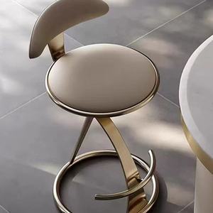 Tabourets de bar de style rétro, chaises de bar de luxe pour la maison, chaises hautes avec sièges en cuir, tabourets hauts pour le salon. - Product Image 3