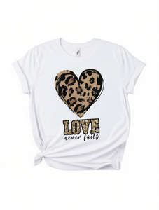 Camiseta Blanca Holgada de Manga Corta para Mujer, Estampado de Leopardo, Love Never Fails, Cuello Redondo Informal, 100% Algodón Jersey - Product Image 1