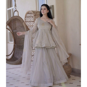 Robe longue élégante en satin orange avec broderies et perles, col halter, coupe évasée, sans manches, idéale pour les soirées - Product Image 1