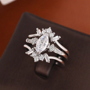 Set di Tre Anelli Geometrici Royal Marquise per Donne, Gioielli di Lusso per Matrimonio e Fidanzamento - Product Image 2