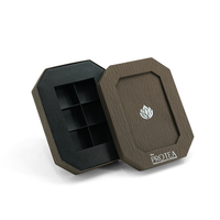 Boîte cadeau octogonale de luxe pour chocolats avec finition texture bois, insert personnalisé à 6 compartiments pour truffes artisanales